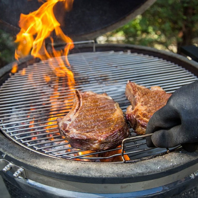 Вращающаяся решетка Slow 'N Sear EasySpin для угольных грилей 57 см, с откидной створкой Вращающаяся решетка Slow 'N Sear EasySpin для угольных грилей 57 см, с откидной створкой