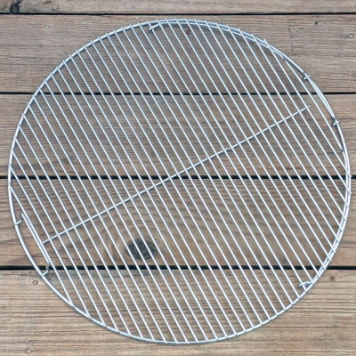 Вращающаяся решетка Slow 'N Sear EasySpin для угольных грилей 57 см, с откидной створкой Вращающаяся решетка Slow 'N Sear EasySpin для угольных грилей 57 см, с откидной створкой