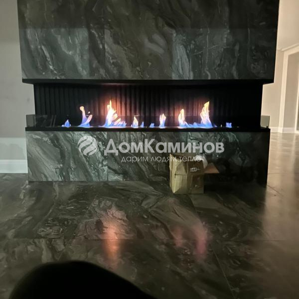 Трехсторонний биокамин 2400 мм в длину. Отделка керамогранитом