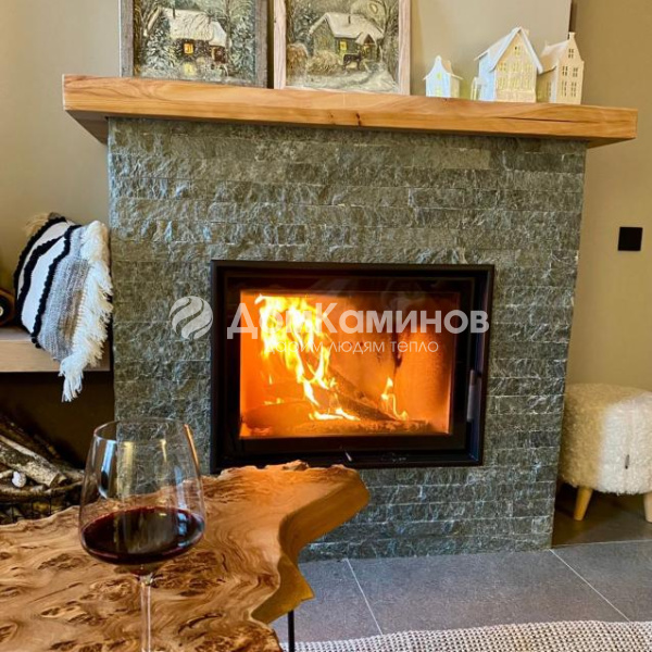 Каминная топка Астов м700 в отделке натуральным камнем