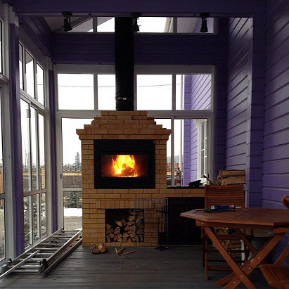 Чугунная топка Hergom H04 80  в облицовке из кирпича