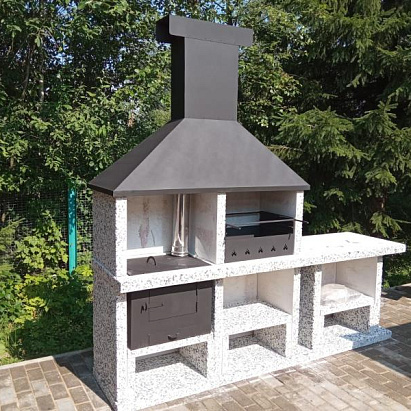 Барбекю из белого бетона с мраморной крошкой