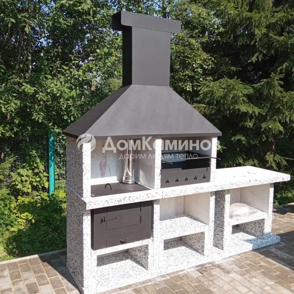 Барбекю из белого бетона с мраморной крошкой