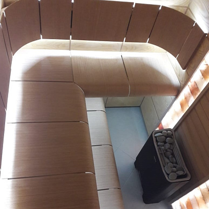 Сауна с современными полками из фанеры от Harvia