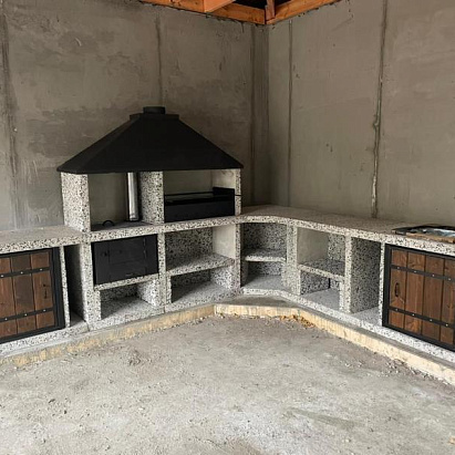 Кухня барбекю из шлифованного бетона с добавлением мраморной крошки